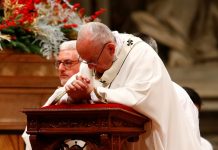 Pope Francis pleads for refugees at Christmas Eve mass