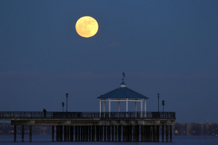 the-moon-is-about-to-pull-off-a-celestial-trifecta.jpg