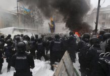 Ukrainians injured as police dismantle Kiev 'tent city'