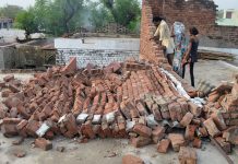 Scores dead as dust storm, heavy rain sweep through India