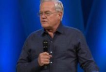 Willow Creek: Church leaders quit over sexual misconduct scandal